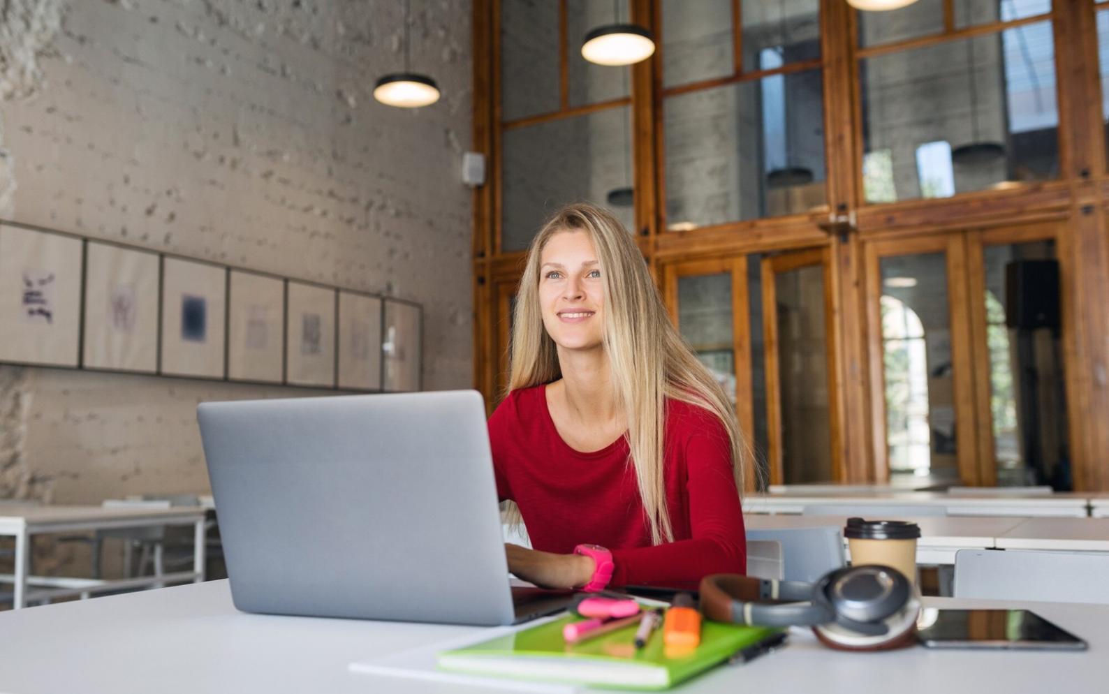 Participants en session de travail collaboratif sur la gestion émotionnelle des investissements